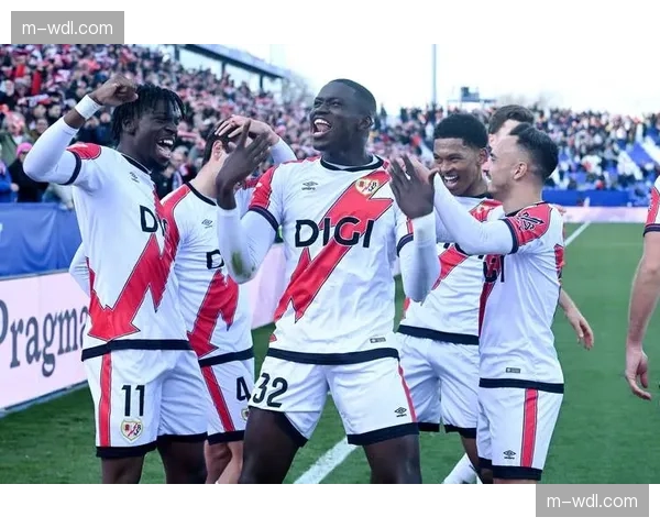 实时：巴列卡诺球员进球后展示纪念T恤，声援患病儿童