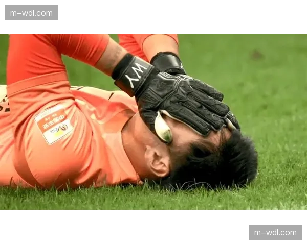 终场哨响，确定降级的波鸿球员瘫倒在草皮上掩面哭泣