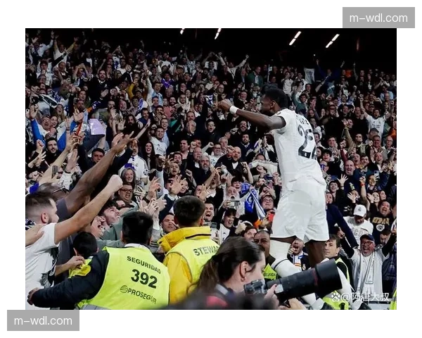 超过十万名皇马球迷在伯纳乌外观看决赛直播，创下公共观赛纪录