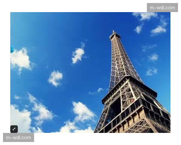 法国队在保持高强度压迫的同时维持着出色的防守纪律性，减少了不必要的定位球风险。